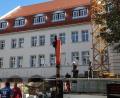 Bild: Wolfgang Steinbacher
Bei den Drei Höfen in der Bahnhofstraße wird das Baugerüst entfernt und gibt den Blick auf die Fassade frei.