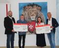 Bild: prh
Kinderarzt Roland Renz (rechts) und Landrat Andreas Meier (links) übergeben vor dem Löwenbild mit Malteserherz symbolische Spendenschecks über 1000 Euro an Johanna Lakomski (Zweite von rechts) und 1500 Euro an Dieter Landgraf (Zweiter von links) für die Kinder-Trauergruppe "Löwenherz".