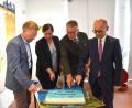Bild: ubb
Mit einer Torte in Blau eröffneten CSU-Landtagsabgeordneter Tobias Reiß, MQ-Leiterin Birgit Plößner, Bürgermeister Franz Stahl und Stellvertretender Landrat Alfred Scheidler (von links) die Jubiläumswoche zur Feier von 30 Jahre Fischereimuseum.