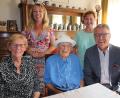 Bild: kro
Bei bester Gesundheit feierte Maria Fellner (sitzend Mitte) ihren 95. Geburtstag. Es gratulierten Bürgermeister Franz Stahl mit seiner Frau Cornelia, Nichte Patrizia sowie Schwägerin Irmgard (von rechts).