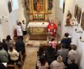 Bild: dob
Pfarrvikar Ronald Liesaus feiert mit der Dorfbevölkerung in der altehrwürdigen Kirche das Patrozinium St. Matthäus.