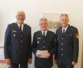 Bild: Günter Pelzel/exb
Polizeipräsident Udo Skrzypczak (links) würdigte die Leistungen von Roland Gaßner (Mitte) bei dessen Besuch im Präsidium der Bayerischen Bereitschaftspolizei. Der Abteilungsführer der VII. Bereitschaftspolizeiabteilung, Leitender Polizeidirektor Matthias Messer (rechts), bedankte sich bei Roland Gaßner für dessen Wirken in Sulzbach-Rosenberg.