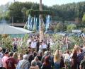 Bild: lei
Das Austanzen in Eschenfelden war von der Sonne beschienen. Marco Ehras und Corinna Neidel wurden zum neuen Oberkirwapaar gekürt.