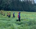 Bild: Alexander Renner/Bergwacht Amberg
Bereits am Wochenende waren hunderte Helfer auf der Suche nach einer vermissten Person. Mit Personenketten durchsuchten die den Wald bei Raigering.