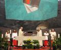 Bild: kki
Prodekan Johannes Lukas führt Pfarrer Thomas Stohldreier an den Altar in Pirk. Dies war nur eines von vielen Riten bei der Installation des neuen Pfarrers.