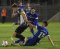Bild: otr
Die SV Grafenwöhr gewann am Dienstag bei der SpVgg SV Weiden II mit 3:1. Hier grätscht der Weidener Lukas Bauer (blaues Trikot) gegen Christopher Fleischmann.