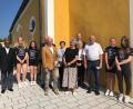 Bild: Ingrid Weigert/exb
Pfarrer Kurian Thalachirakuzhy und Pfarrer Hans-Jürgen Zeitler gratulieren mit den Ministranten den Ehepaaren Espach, Feuerer und Lorenz.
