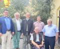 Bild: Stimmkreisbüro Flierl/exb
Matthias Meier, Burkhard Graf Beissl von Gymnich, Alexander Flierl, Hans Kiendl jun, und Bürgermeister Hans Wilhelm (von links) ehren Alois Seegerer (vorne) für seine 60-jährige Mitgliedschaft bei der CSU.