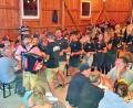 Bild: whü
Alleinunterhalter Walter Kobel sorgte beim Weinfest der Landjugend Plössen stundenlang für Stimmung.