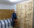 Bild: jp
Die dritte und letzte Tafel des Altarbilds, die der ungarischen Künstler György Müller aus Kastl derzeit für ein Altarbild in einer ungarischen Kapelle in Paris schnitzt, nähert sich der Vollendung.
