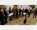 Bild: le
Mit Chorleiterin Elisabeth König (rechts) erobert die Chorgemeinschaft "CantArt" die Herzen der über 100 Besucher beim Konzertabend am Sonntag in der Pfarrkirche St. Johannes der Täufer.