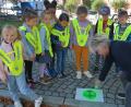 Bild: jr
Pensionärin Doris Czerwik spritzt einen grünen Punkt auf einen Gehsteig im Ortskern von Konnersreuth, von wo aus eine sichere Überquerung der Straße und damit ein gefahrloser Weg zur Schule möglich ist.