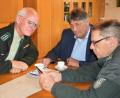 Bild: rgr
Ulrich Maushake (rechts) zeigt das Video vom Wolfsrudel seinem Nachfolger Alexander Krone (links) und dem Bürgermeister Edgar Knobloch.