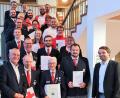 Bild: BRK Weiden/exb
Der stellvertretende Vorsitzende des BRK-Kreisverbands Weiden und Neustadt/WN, Kurt Seggewiß (links), ehrt die BRK-Mitstreiter, die im Juli 2021 nach der Flutkatastrophe im Ahrtal oder beim G7-Gipfel 2022 in Elmau geholfen haben. Stellvertretender Kreisgeschäftsführer Josef Ott (rechts) und Bereichsleiter Thomas Rauch (hintere Reihe, links) gratulieren zu den Auszeichnungen.