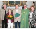 Bild: Niederalt/exb
Kirchenpfleger Günter Flierl (im Bild links), Pfarrer Alfons Kaufmann (Vierter von links) und Pfarrgemeinderatssprecherin Renate Troppmann (rechts) würdigten die Verdienste von Paulinus Lesser, im Bild mit Ehefrau Maria.