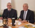 Bild: bnr
Mit ihrer Unterschrift unter eine Urkunde bekräftigten Bürgermeister Richard Tischler (Pfreimd) und Bürgermeister Joachim Markert (Grünsfeld) die Städtepartnerschaft, die seit 50 Jahren stetig gewachsen ist.