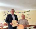 Bild: Stefanie Gradl
Bürgermeister Hans-Martin Schertl (links) gratuliert dem Jubilar Heinrich Fick im Reiterstüberl zum 85. Geburtstag.