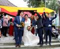 Bild: mef
Wehende Fahnen gab es für das Brautpaar von ihren „Flosser Adlern“.