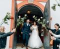 Bild: kro
Michaela und Christian Köllner beim Verlassen der Stadtpfarrkirche. Arbetskollegen der IGZ standen Spalier.