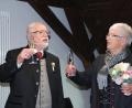 Bild: enz
Elfriede Hannawald-Fastner und Rudolf Hannawald sangen nach der Trauung ein Ständchen für den Standesbeamten Martin Rosner.