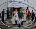 Bild: jr
Den kirchlichen Bund fürs Leben schlossen Lena und Bernhard Schuller, hier im Bild mit Bärnaus Stadtpfarrer Konrad Amschl. Als Brautkinder mit dabei waren (von links) Anton, Sebastian und der gemeinsame Sohn Lorenz. Ein Ehrenspalier bildete die Feuerwehr Königshütte, ein Glückwunschtransparent hatten Mitarbeiter der Firma Schuller & Lier vorbereitet.