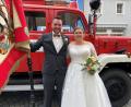Bild: mld
Fürs Hochzeitsfoto nehmen Tobias und Franziska Schimetscheck die von der Braut selbstgenähten Mund/Nasenmasken ab.