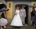 Bild: kro
Glückstrahlend verlassen Jennifer und Christian Lobinger die Steinbergkirche bei Bärnau. Mit auf dem Bild ein Teil der Eltern-Kind-Gruppe.