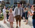 Bild: do
Nach dem Ja-Wort im Rathaus haben Alina und Florian Schusser vor dem Rathaus auf dem Weg zur Hochzeitsfeier viele Hürden zu nehmen.