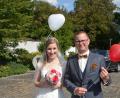 Bild: dob
Mit rot-weißen Luftballons überraschten die Familienangehörigen nach der Trauung in der Benefiziumskirche St. Johannes Nepomuk die Brautleute Verena Graf aus Waldau und Christian Rockinger aus Weiden.