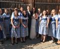 Bild: hai
Die Mädels der Haidenaaber Landjugend begleiteten Rebecca Reichl und Dominik Oberst (Mitte) bei den ersten Schritten auf dem gemeinsamen Lebensweg.