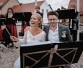 Bild: Markus Werner/exb
Christoph Gmeiner und Line Straub gaben sich in den neu sanierten Räumen der Fronfeste in Tirschenreuth das Ja-Wort. Gmeiners ehemalige Musikerkollegen überraschten das Brautpaar nach der Hochzeit.