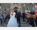 Bild: dob
Die Fußballer aus Tännesberg und die Volleyballer aus Vohenstrauß bereiteten Katharina Oikarinen und Peter Rackl nach der Trauung in der katholischen Stadtpfarrkirche einen großartigen Empfang.