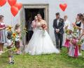 Bild: do
Die Kleinkindgruppe des Kindergartens Pleystein empfängt das Brautpaar Céline Plohmann und Mario Sauer nach der kirchlichen Trauung in der Wallfahrtskirche St. Ulrich bei Pleystein in schicker Tracht mit Sonnenblumen und roten Herzballons.
