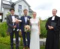 Bild: bk
Jonas und Anna Wurzer vor ihrem 2018 bezogenen Eigenheim mit dem soeben getauften Söhnchen Paul auf dem Arm des Paten Elias Wurzer und Pfarrer Matthias Weih.