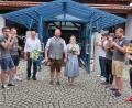 Bild: bsc
Glücklich und strahlend schritten Johannes Härtl und Rosalie Gmeiner durch das Ehrenspalier des TSV Friedenfels.