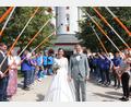 Bild: kro
Freudestrahlend durchschreiten Katharina und Tobias Weig nach dem Verlassen der Kappl das Ehrenspalier. Die Mitarbeitenden des ALE hatten mit Rosen geschmückte rot-weiße Begrenzungsstangen mitgebracht.