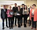 Bild: ubb
Simon und Kristina Knorr (3. und 4. von links) sind das „Traumpaar 2019“. Sie und die weiteren Gewinner des Wettbewerbs von Oberpfalz-Medien und Interliving Gleißner bekamen ihre Preise in Tirschenreuth überreicht. Unser Bild zeigt (von links): Gleißner-Prokurist Wolfgang Horn, Marion Most in Vertretung des Ehepaars Most, Daniel und Lydia Eger sowie Detlev Haas (Oberpfalz-Medien) und Gleißner-Seniorchefin Lieselotte Kulzer.