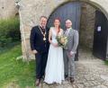 Bild: Kappl/exb
Bürgermeister Anton Kappl (links) traut Monika und Johann Hirtreiter auf der Burg Leuchtenberg.