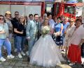 Bild: mor
Dominik und Marina Muhr geben sich nun vor Gott das Eheversprechen. Die Damen der Frauenunion, CSU, Feuerwehr, Apre-Skihüttenfreunde und Reiterfreunde warteten nach der Messe mit Spalieren, Aufgaben und Glückwünschen auf.