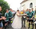 Bild: ang
Die Reuther Fußballer standen bei der Hochzeit von Marlena Schreiber und Stefan Schieder Spalier. Für die Braut gab’s einen Blumenstrauß.