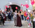 Bild: prh
Arbeitskolleginnen und Kollegen, Bekannte und Verwandte ließen nach der standesamtlichen Trauung der beiden Neustädter Maximilian und Marina Michler vor dem Rathaus bunte Luftballons steigen.