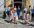 Bild: jr
Die Feuerwehr Pechofen empfing Ramona Bäumler und Georg Schmid nach der Trauung mit einem Schlauchspalier. Begleitet wurde das Brautpaar von den Brautkindern Sophie, Florian und Mara (von links).