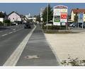Bild: Andreas Royer
Zur Ein- oder Ausfahrt ins Fröschau-Einkaufszentrum gibt es keinen direkten Radweg, sondern nur einen Gehsteig. Ein kombinierter Geh- und Radweg ist nur auf der gegenüberliegenden Seite der Rosenberger Straße angelegt. Radler, die ins Einkaufszentrum wollen wollen, müssen dort die stark befahrene Straße überqueren.