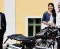 Bild: exb
Stefanie Kett und Stephan Bösl sind nun ein glückliches Ehepaar. Standesbeamter Stefan Bäuml (links) freut sich, dass das junge Paar ihren Traum vom eigenen Hochzeitsfahrzeug, einem Motorrad, bewahren konnte.