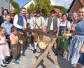 Bild: no
Mit Baumstamm und Säge warten die Mitarbeiter von Holzbau Strobel, als ihr Chef Leander Strobel und seine Frau Ramona nach der standesamtlichen Trauung das Rathaus in Illschwang verlassen.