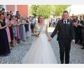 Bild: kro
Freudestrahlend genießen Theresa und Sebastian Grillmeier den Applaus der Hochzeitsgäste.