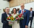 Bild: adj
Der Zweite Vorsitzende der Freien Wähler und Zweiter Bürgermeister Konrad Adam gratuliert dem frisch angetrauten Ehepaar Michaela und Bernhard (von links).
