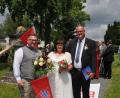 Bild: Patrick Kopp/exb
Fanclub-Vorsitzender Patrick Kopp beglückwünscht Andrea und Sandro Friedrich zur Hochzeit (von links).
