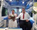 Bild: Herzenswunsch-Hospizmobil-Team /exb
Das Brautpaar auf der Fahrt zur Trauung im BRK Herzenswunsch-Hospizmobil Straubing-Bogen.