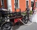 Bild: do
Nach der Hochzeitsmesse in der Johannes-Kirche Oberbibrach wartete auf die Jungvermählten Julia und Manuel Bauer eine Übung am historischen Löschwagen der Ortsfeuerwehr Oberbibrach